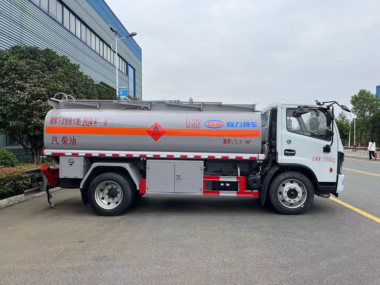 尊龙凯时集团国六东风10立方油罐车/加油车